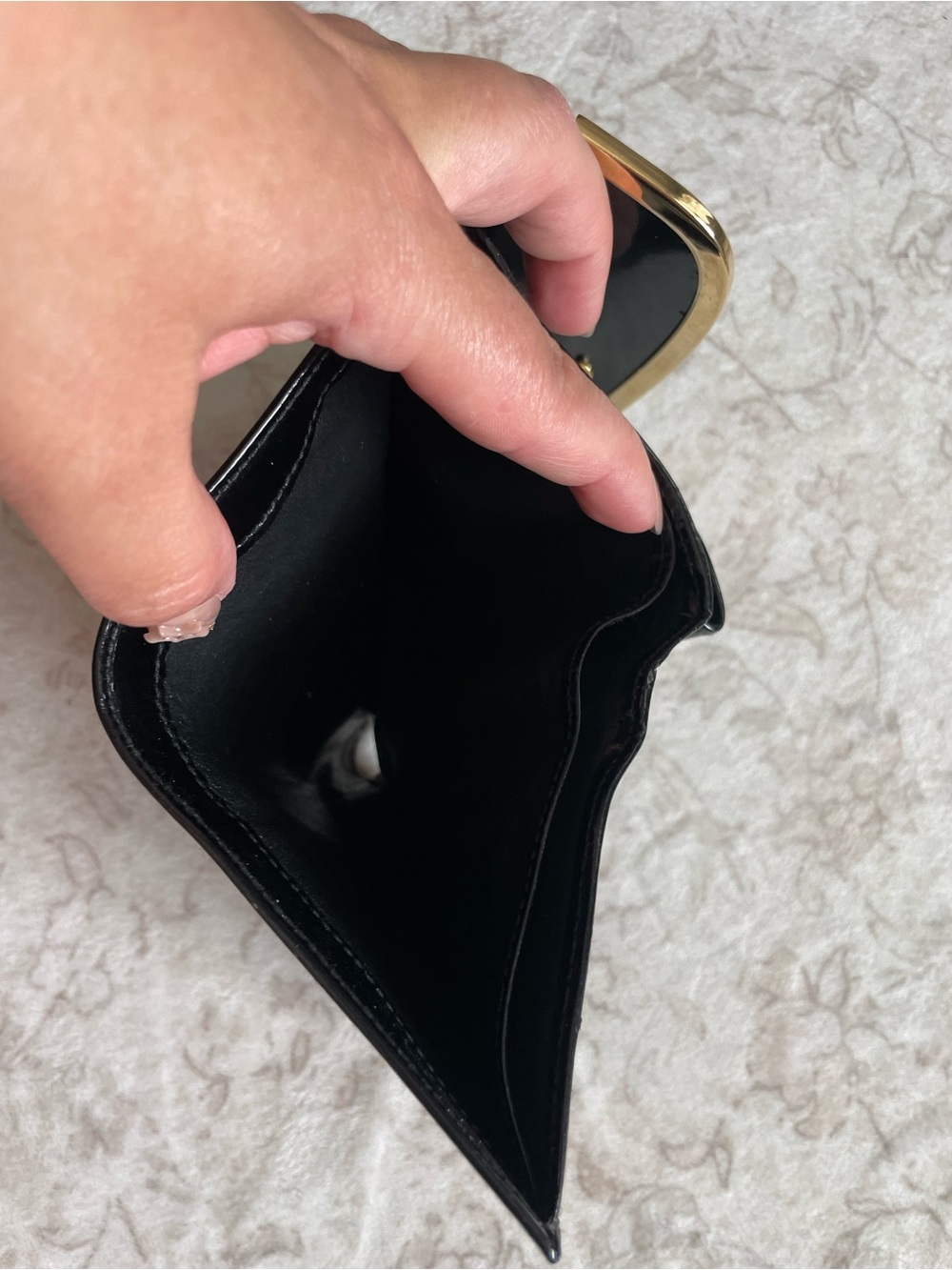 Gucci Black Patent Leather Trifold Wallet with Gold Bar Detail - Picture 5 of 15